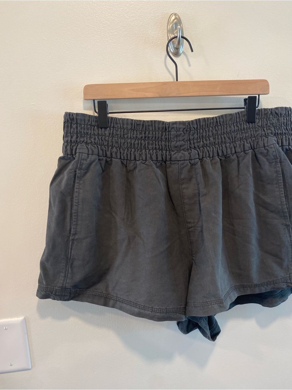 Aerie babewatch shirts women’s XL smocked pull on waistband NEW charcoal - Picture 8 of 9